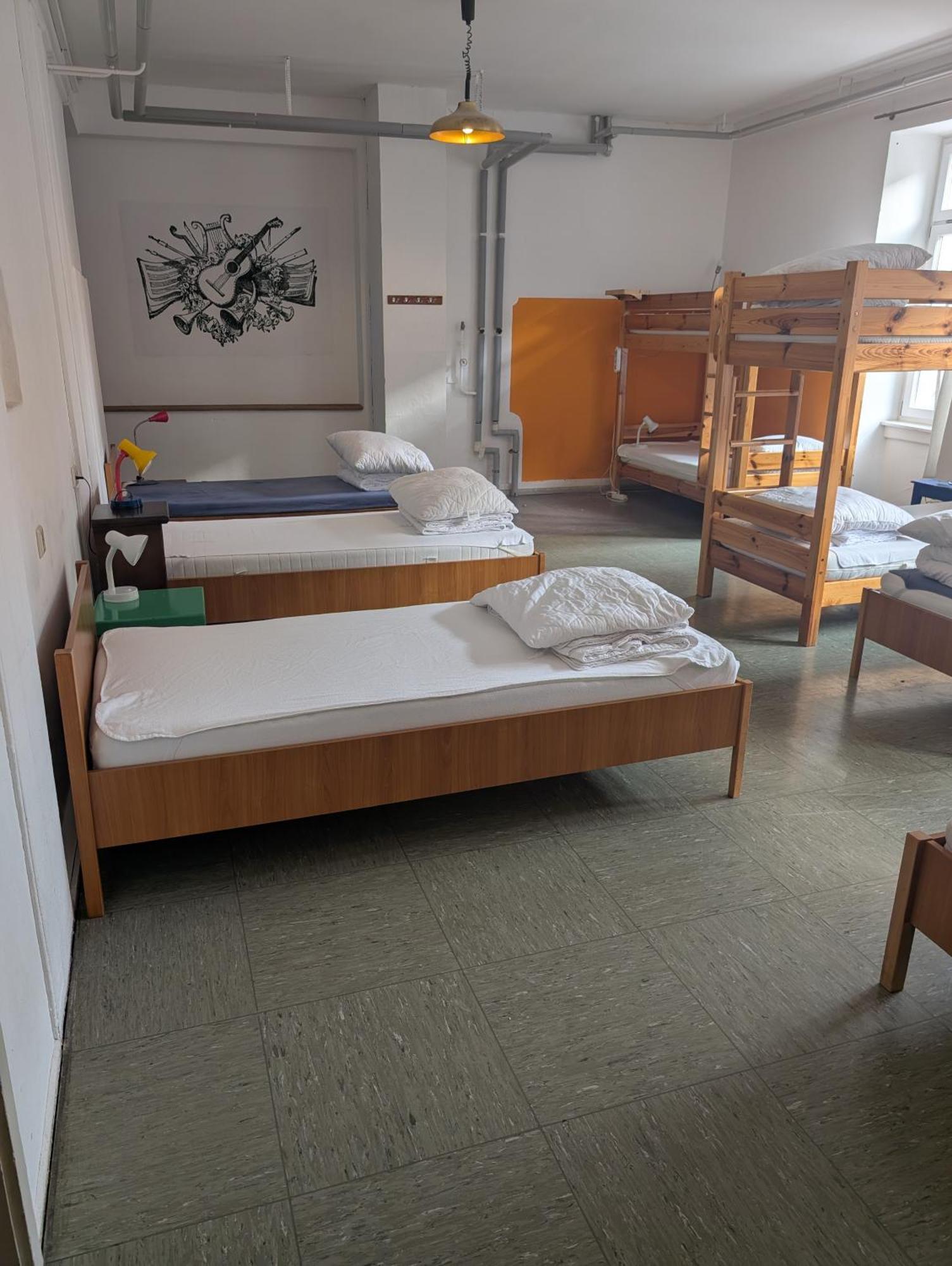 Einzelbett im gemischten Schlafsaal